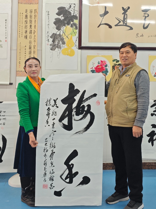 陈香梅世界艺术家协会书画笔会在京举行 17位名家挥毫共绘艺术盛宴 2025年10月8日上午10时,由陈香梅世界艺术家协会主办的“书画艺术交流笔会”在北京盛合体育中心圆满举行。来自全国各地的17(图13) 陈香梅世界艺术家协会书画笔会在京举行 17位名家挥毫共绘艺术盛宴 2025年10月8日上午10时,由陈香梅世界艺术家协会主办的“书画艺术交流笔会”在北京盛合体育中心圆满举行。来自全国各地的17(图13)