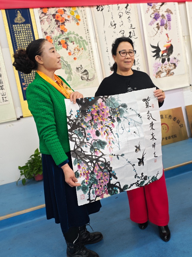 陈香梅世界艺术家协会书画笔会在京举行 17位名家挥毫共绘艺术盛宴 2025年10月8日上午10时,由陈香梅世界艺术家协会主办的“书画艺术交流笔会”在北京盛合体育中心圆满举行。来自全国各地的17(图6) 陈香梅世界艺术家协会书画笔会在京举行 17位名家挥毫共绘艺术盛宴 2025年10月8日上午10时,由陈香梅世界艺术家协会主办的“书画艺术交流笔会”在北京盛合体育中心圆满举行。来自全国各地的17(图6)