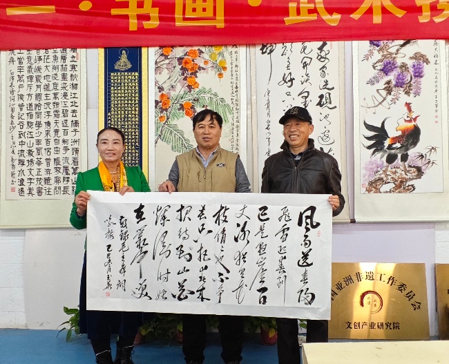 陈香梅世界艺术家协会书画笔会在京举行 17位名家挥毫共绘艺术盛宴 2025年10月8日上午10时,由陈香梅世界艺术家协会主办的“书画艺术交流笔会”在北京盛合体育中心圆满举行。来自全国各地的17(图8) 陈香梅世界艺术家协会书画笔会在京举行 17位名家挥毫共绘艺术盛宴 2025年10月8日上午10时,由陈香梅世界艺术家协会主办的“书画艺术交流笔会”在北京盛合体育中心圆满举行。来自全国各地的17(图8)